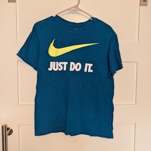 Nike crewneck T-shirt women's size medium. Teal Nike T-shirt.